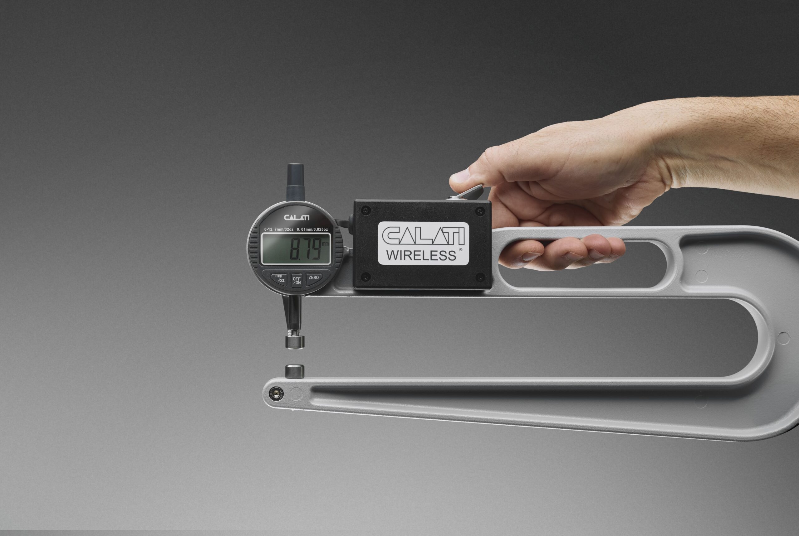 Calati Wireless digital thickness gauge held by the operator during quality control